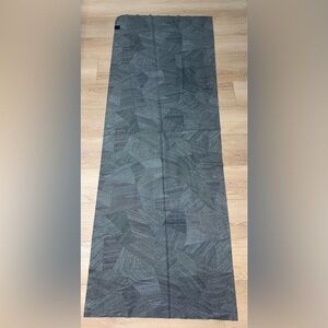 Lululemon Large Geo Yoga Towel Black